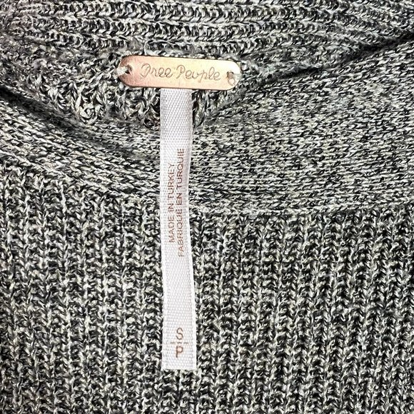 Free People Size Small Off The Shoulder Oversized Lightweight Sweater - Picture 10 of 11